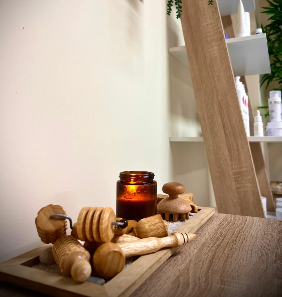 Utensilios de maderoterapia profesional en centro de estética Lucía Argandoña Albacete